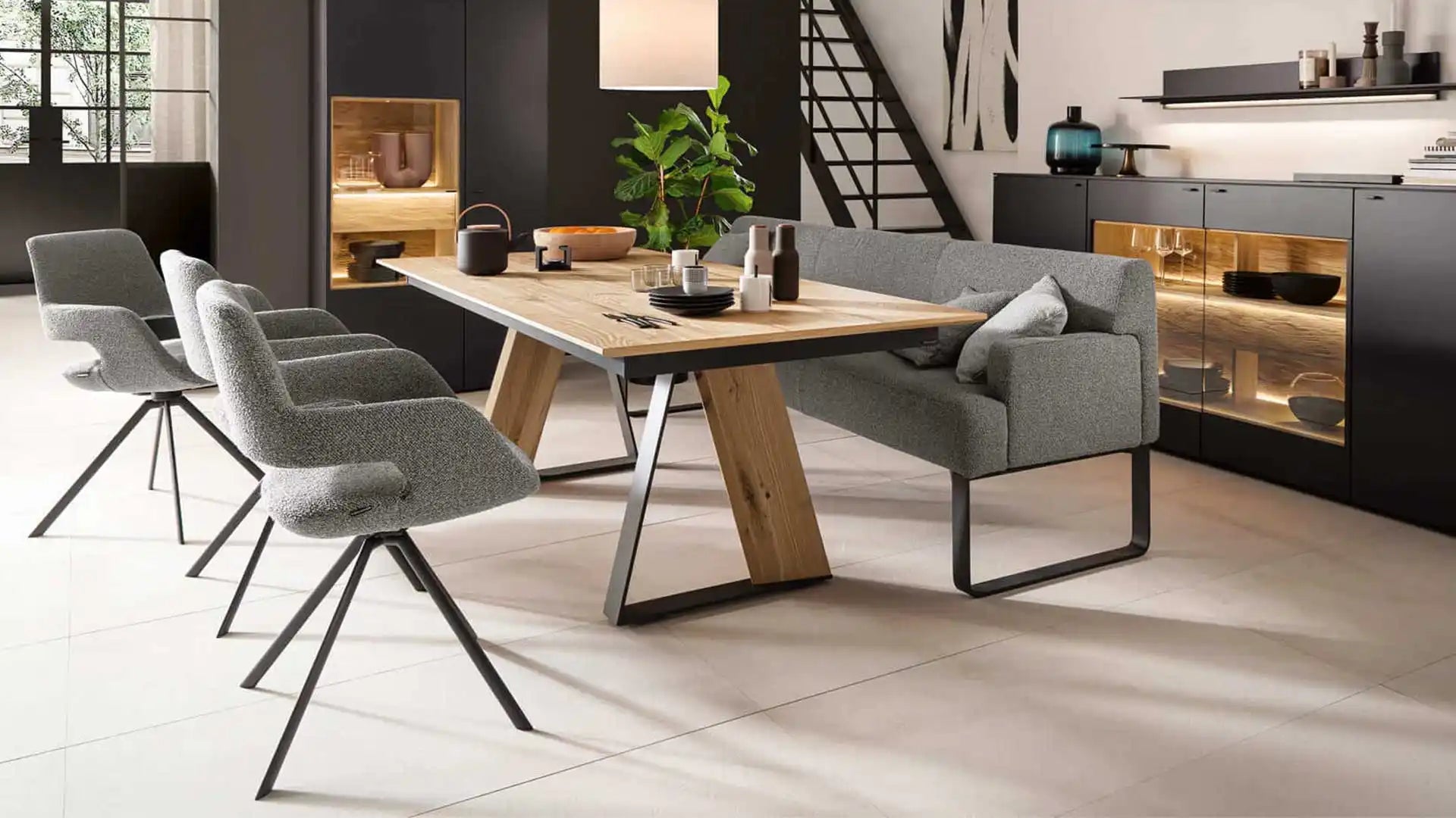 Moderner Holztisch mit Metallbeinen und grauen gepolsterten Stühlen.