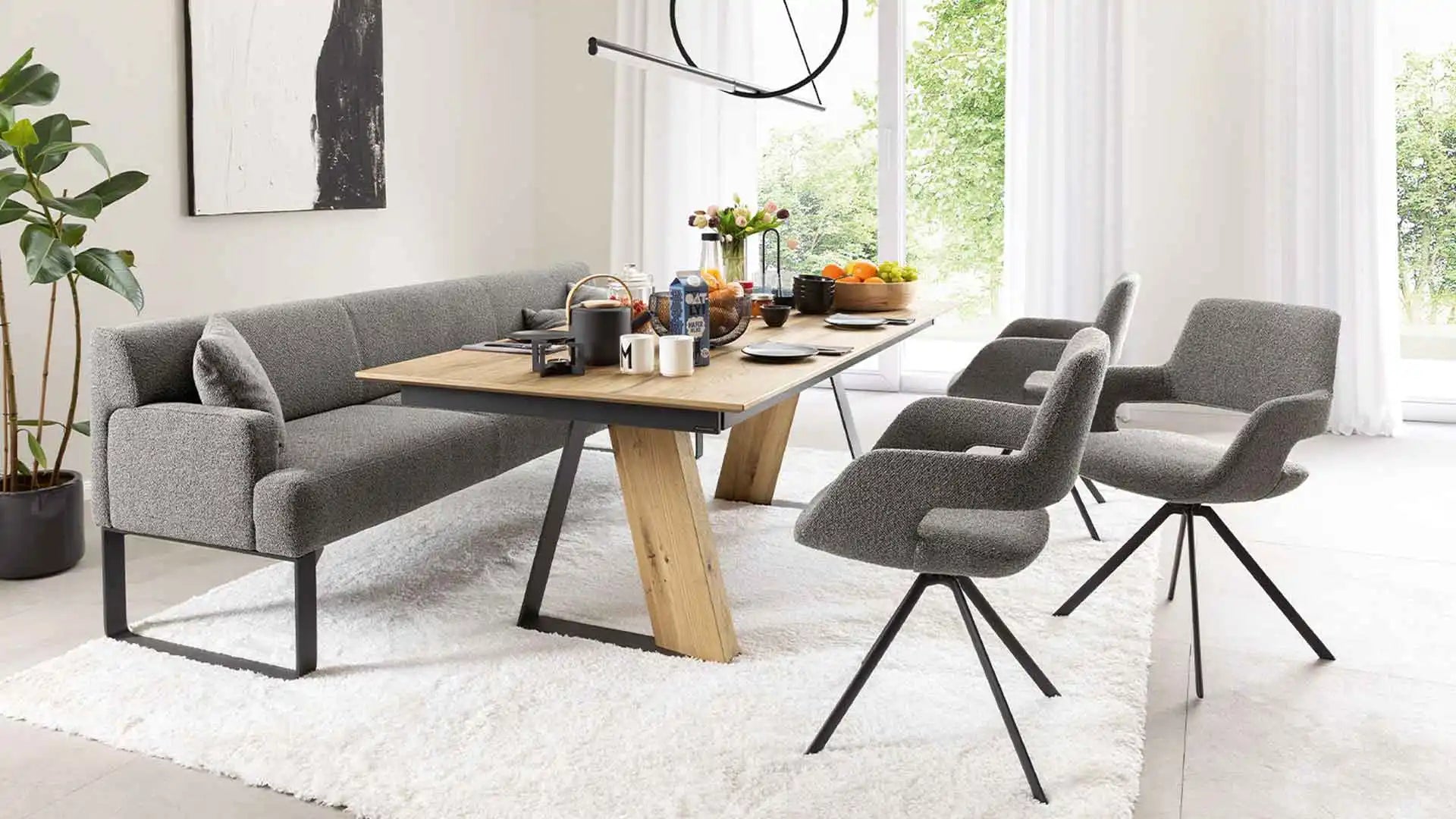 Moderner grauer Stoff-Diessenzstuhl mit schwarzen Metallfüßen und Armlehnen, für zeitgenössische Räume entworfen.