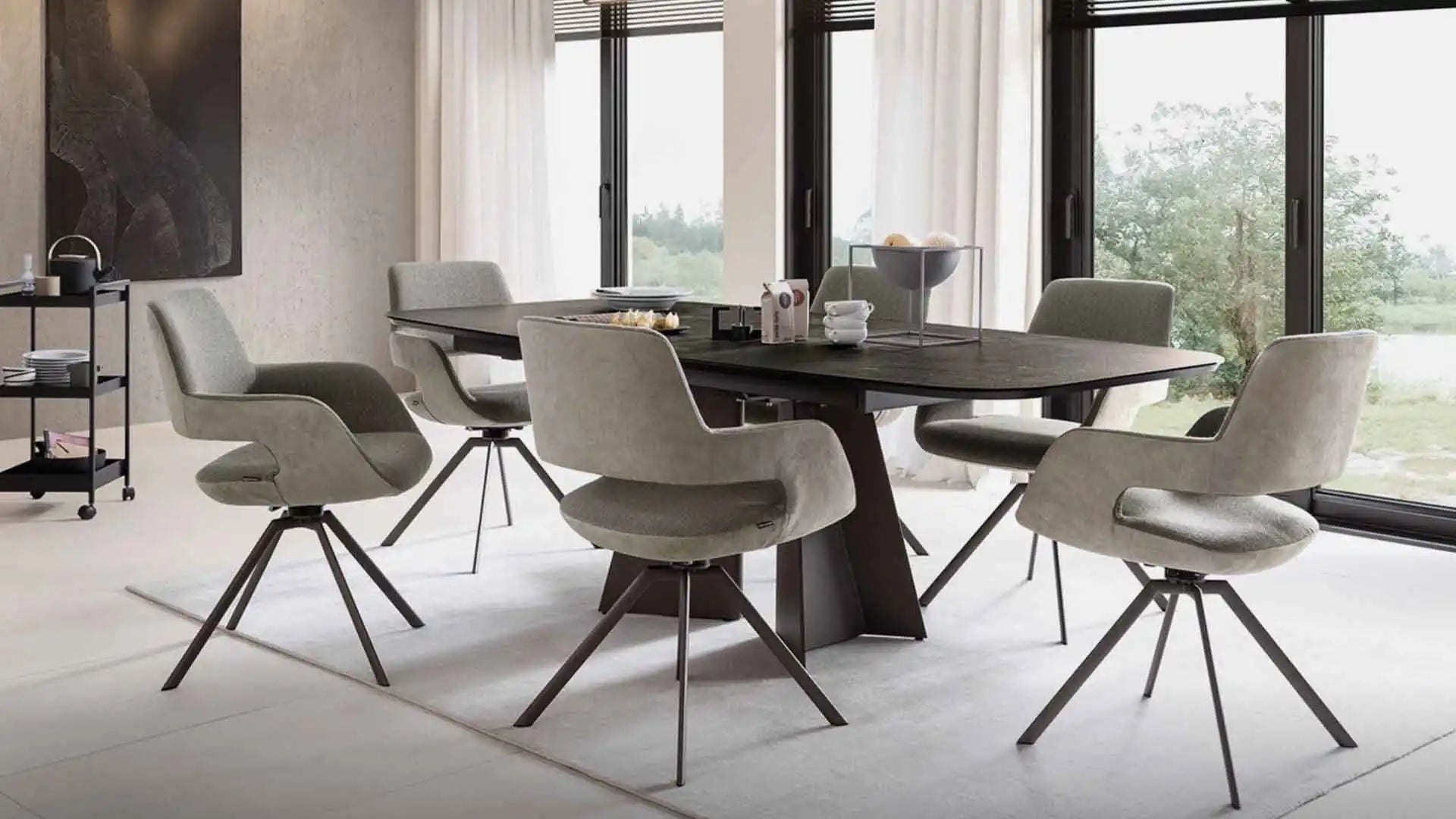 Moderner schwarzer Esstisch mit einem eleganten, minimalistischenDesign und dunkelgrauen Beinen.