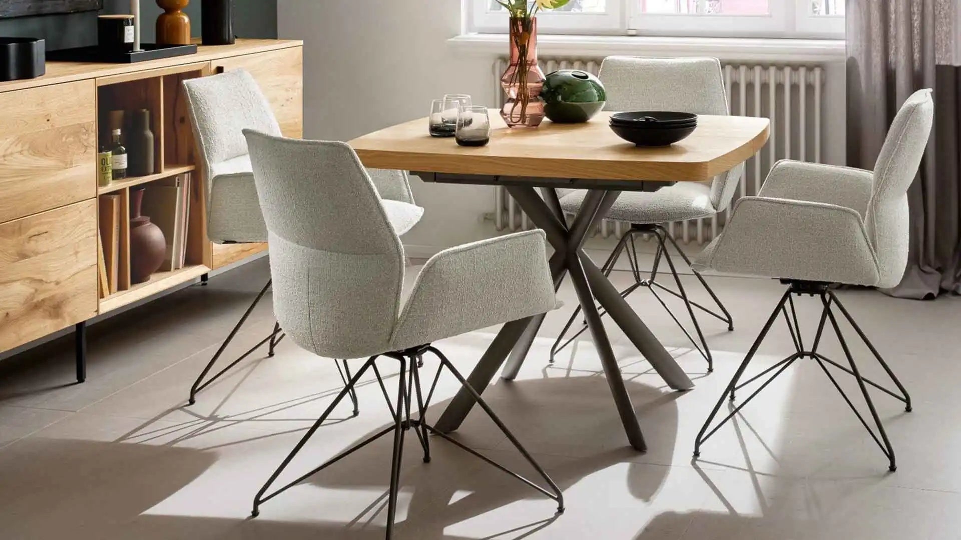 Moderner weißer Lederessstuhl mit schwarzen Metallbeinen und einem minimalistischen Design.