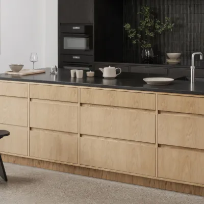 AVIO Hocker (23 x 38 cm) Black Oak 23 x 38 cm