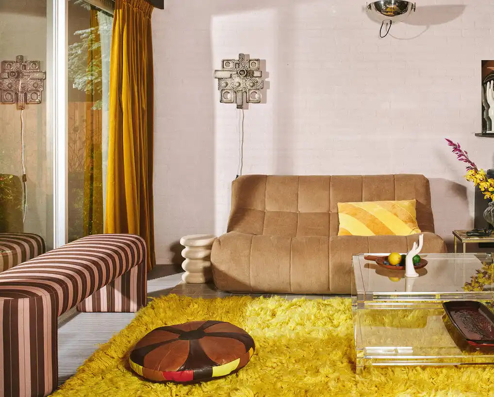 Ein braunes modul sofa mit getuftetem Rücken und Sitz.