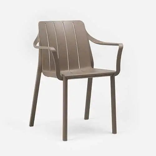 Brauner Kunststoff-Außensitz mit Armlehnen und lamellenförmigem Rücken-Design.
