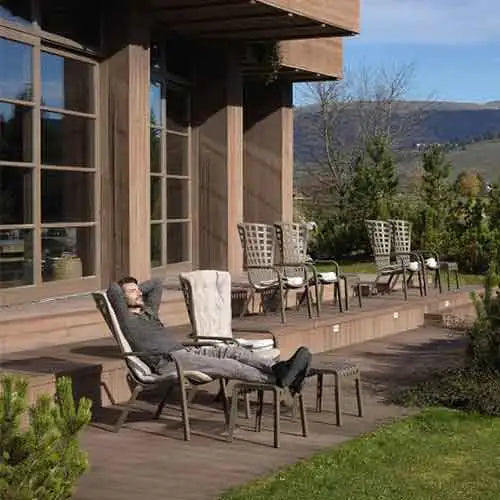 Brauner Liegestuhl mit gepolstertem Sitz und Rückenlehne, konzipiert für Entspannung im Freien.