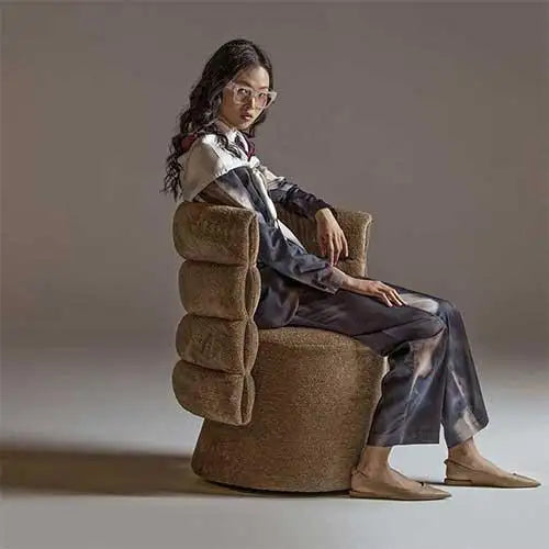 Brauner Plüsch-Sessel mit gerollten Kissen und texturiertem Stoffdesign, das einem beliebten Stil des mittleren 20. Jahrhunderts ähnelt.