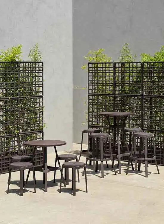 Gartentisch-Set mit dunkelbraunen Holztischen und schwarzen Metallstühlen, modernes Design.