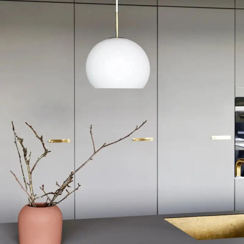 Eine elegante, mattweiße kugelförmige Pendelleuchte mit einer schlanken, goldfarbenen Stange, die von oben herabhängt.