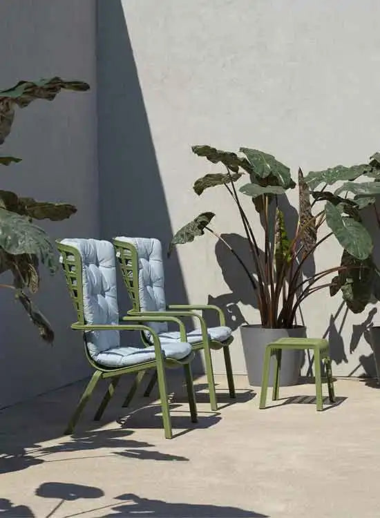 Grüner Outdoor-Sessel mit gepolsteter Sitz- und Rückenlehne, Metallrahmen.