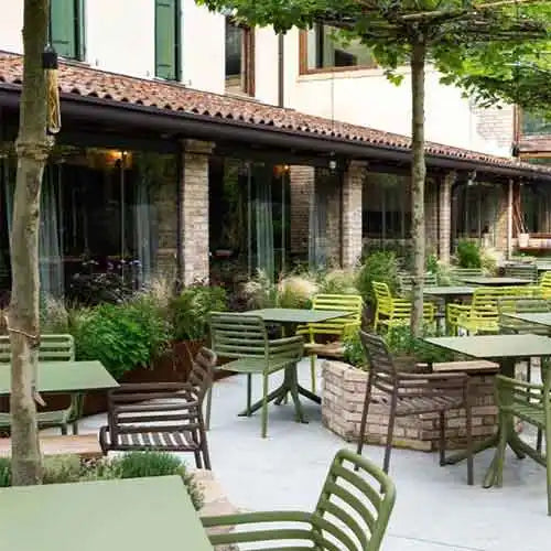 Grünes Outdoor-Patio-Möbelset mit geflochtenen Sitz- und Rückenlehnen, Metallrahmen.