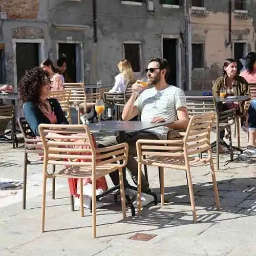 Holzener Außen-Café-Stuhl mit geflochtenem Sitz und Rückenlehne, naturfarbenes Finish.
