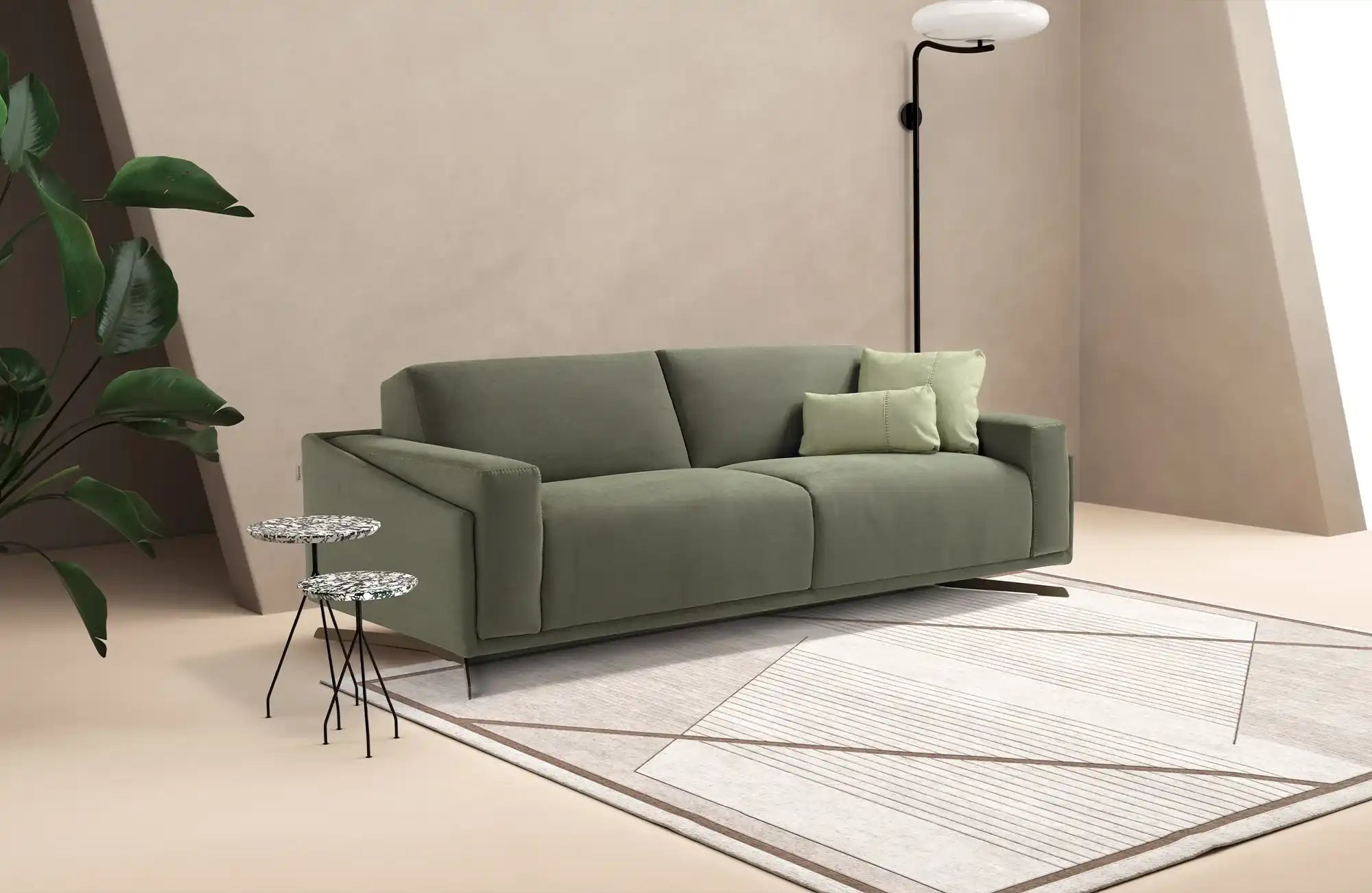 Ein moderner, olivegrüner Drei-Sitzer-Sofa mit zwei lichtgrünen Throw-Kissen.