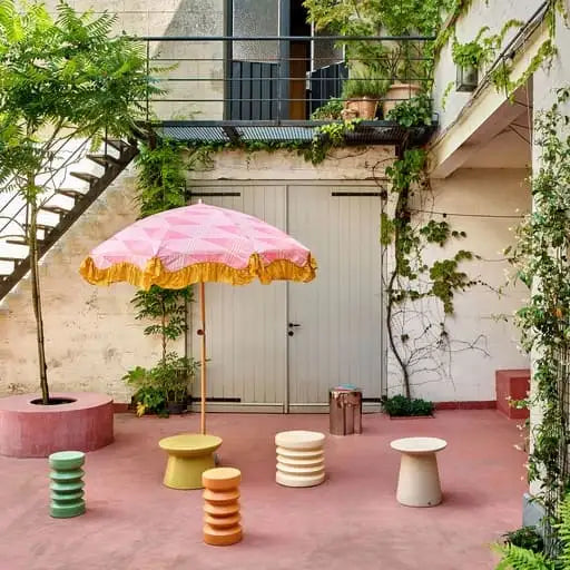 Rosa und gelber überdachter Patio-Sonnenschirm mit geometrischem Muster