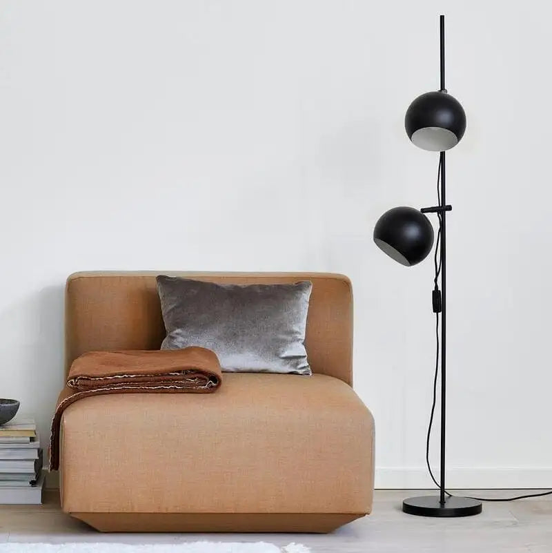 Schwarze sphärische Stehlampe mit zwei Kugelschirmen und einem schlanken Ständer.