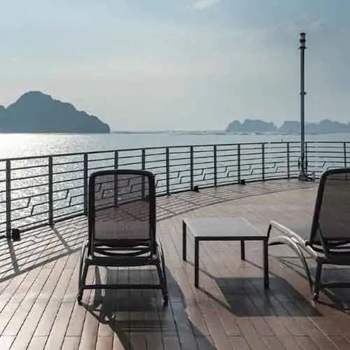 Schwarzer Metall-Liegestuhl mit gepolstertem Sitz und Rückenlehne, konzipiert für Entspannung im Freien.