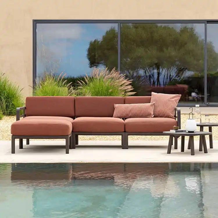 Terrakotta-Außen-Sectionalsofa mit dunklem Metallrahmen und Kissen, modernes Design.