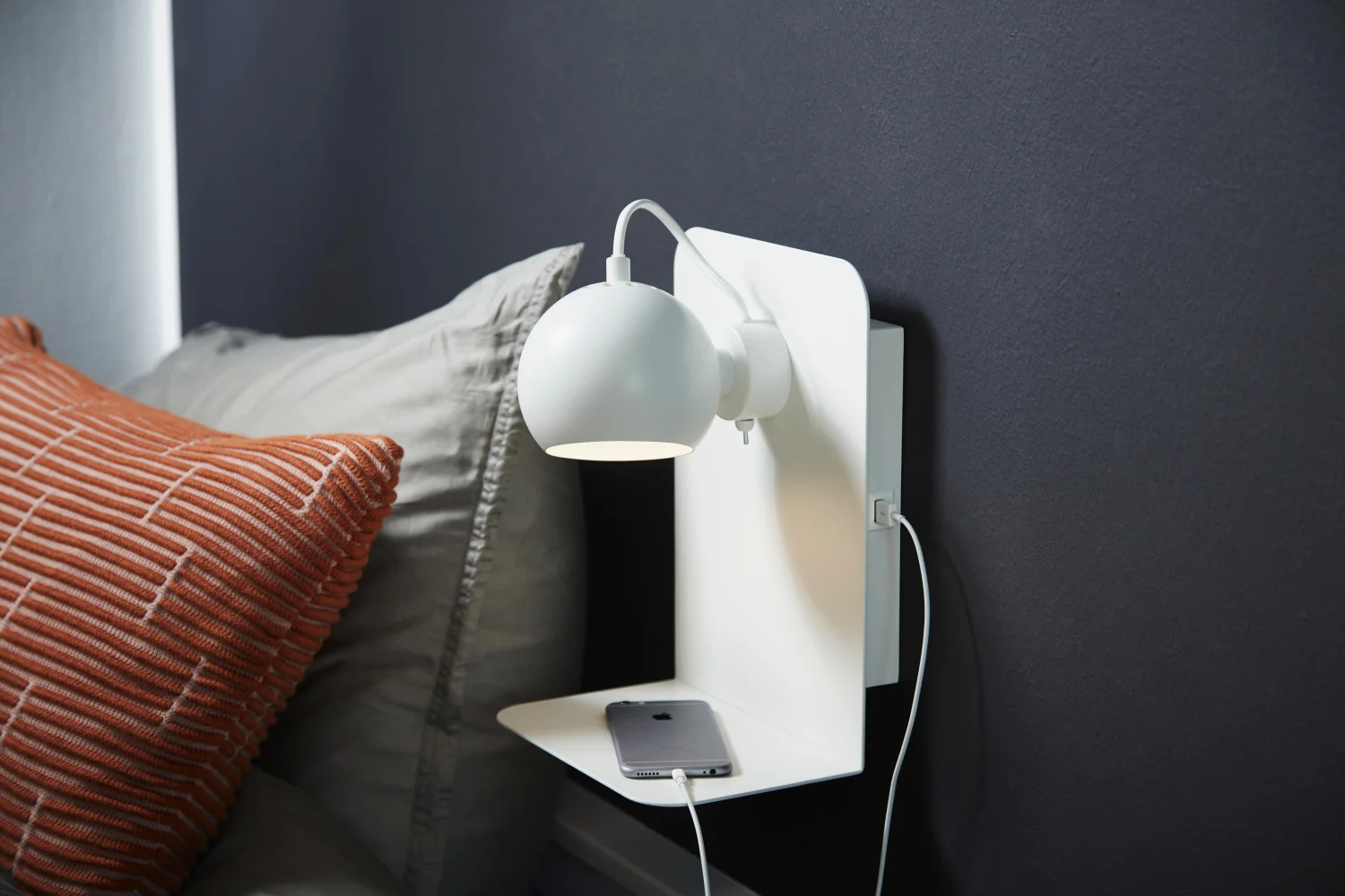 Frandsen Ball Wandleuchte mit USB – Art. 104534