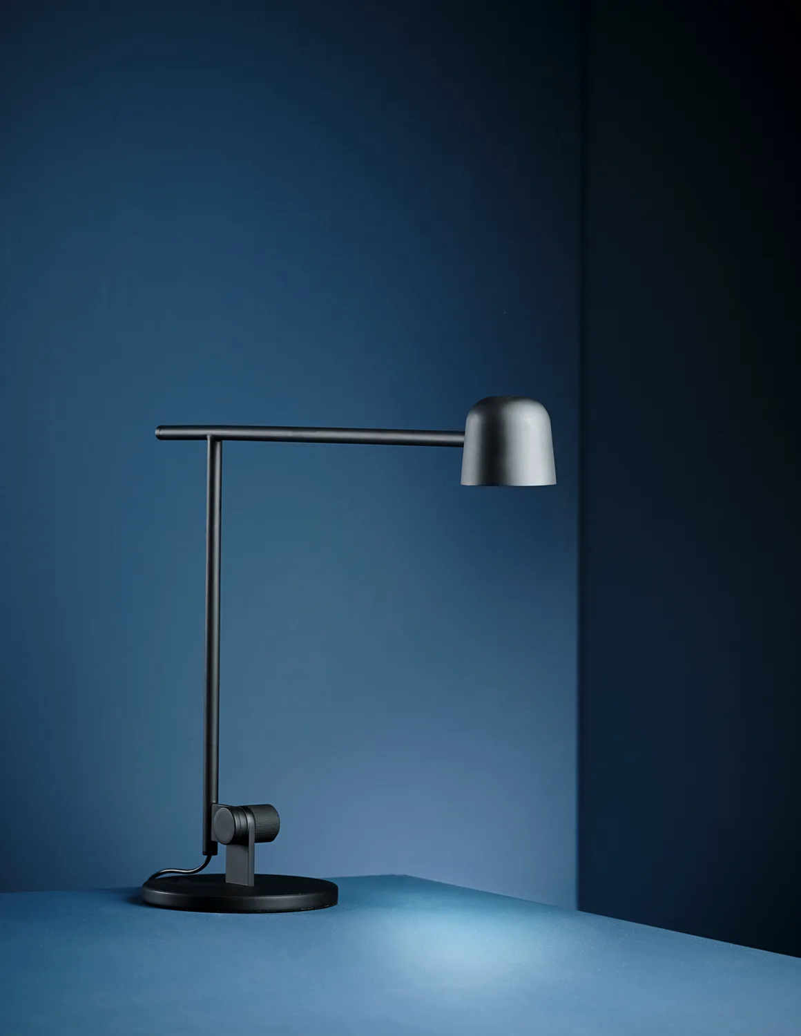 Frandsen Frandsen Satellite Tischleuchte – Lifestyle