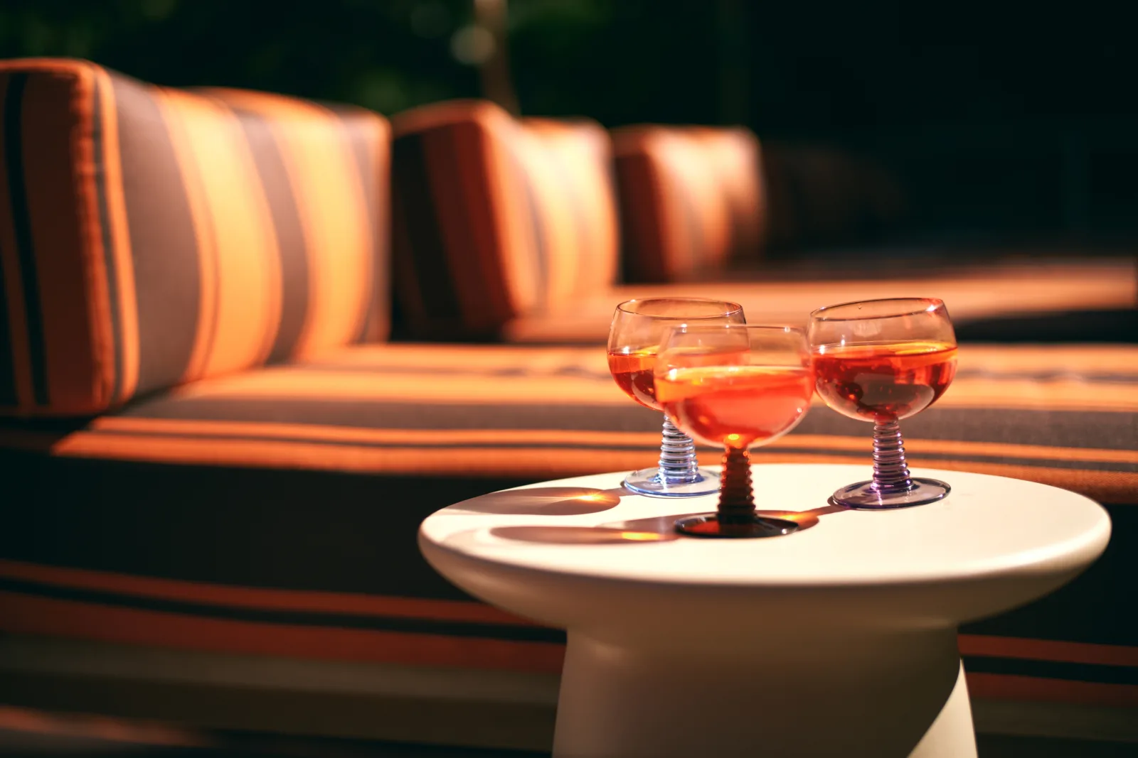 hkliving Beistelltisch aus Steingut in natur/creme – Wohnambiente