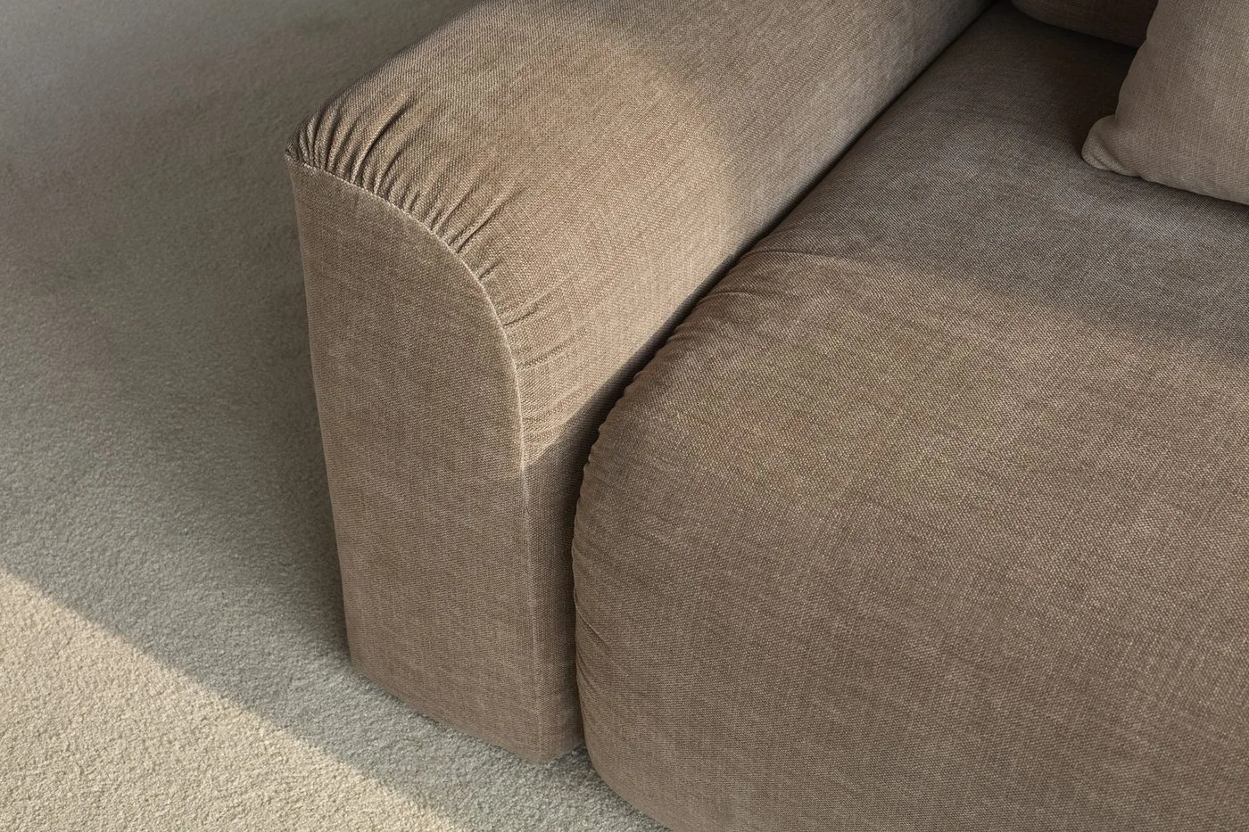 norum-schlafsofa-chaiselongue-chunky-armlehnen