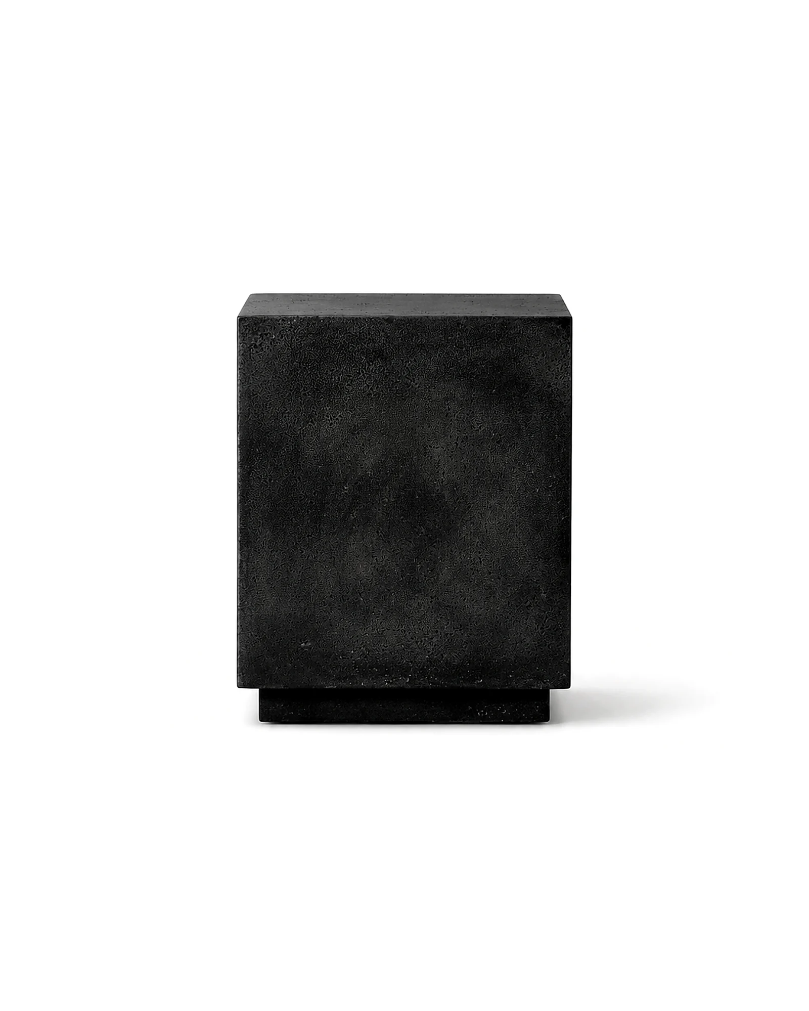 Beistelltisch Block in Dark, 41 × 41 × 51 cm, Würfelform aus Beton