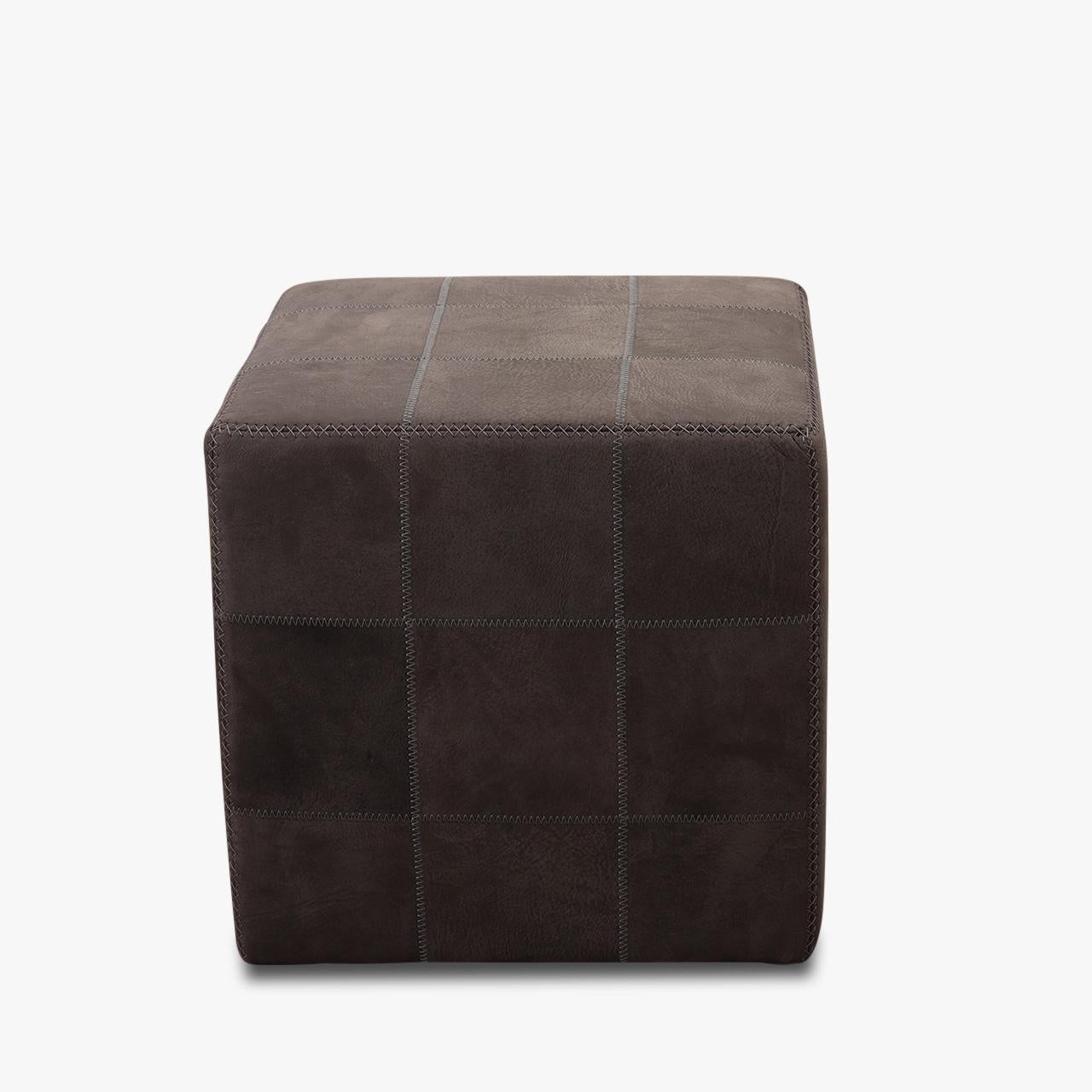 ZIG ZAG Hocker in dunkelbraunem Büffelleder mit grauen Kontrastnähten