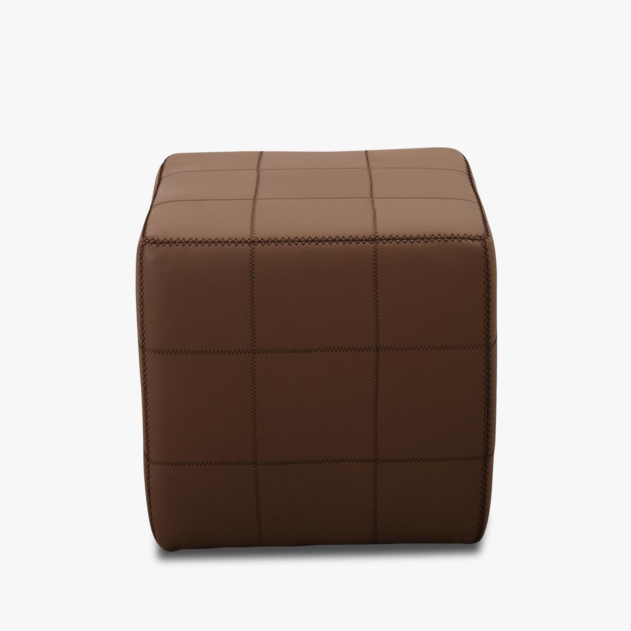 ZIG ZAG Hocker in nougatfarbenem Leder mit braunen Kontrastnähten