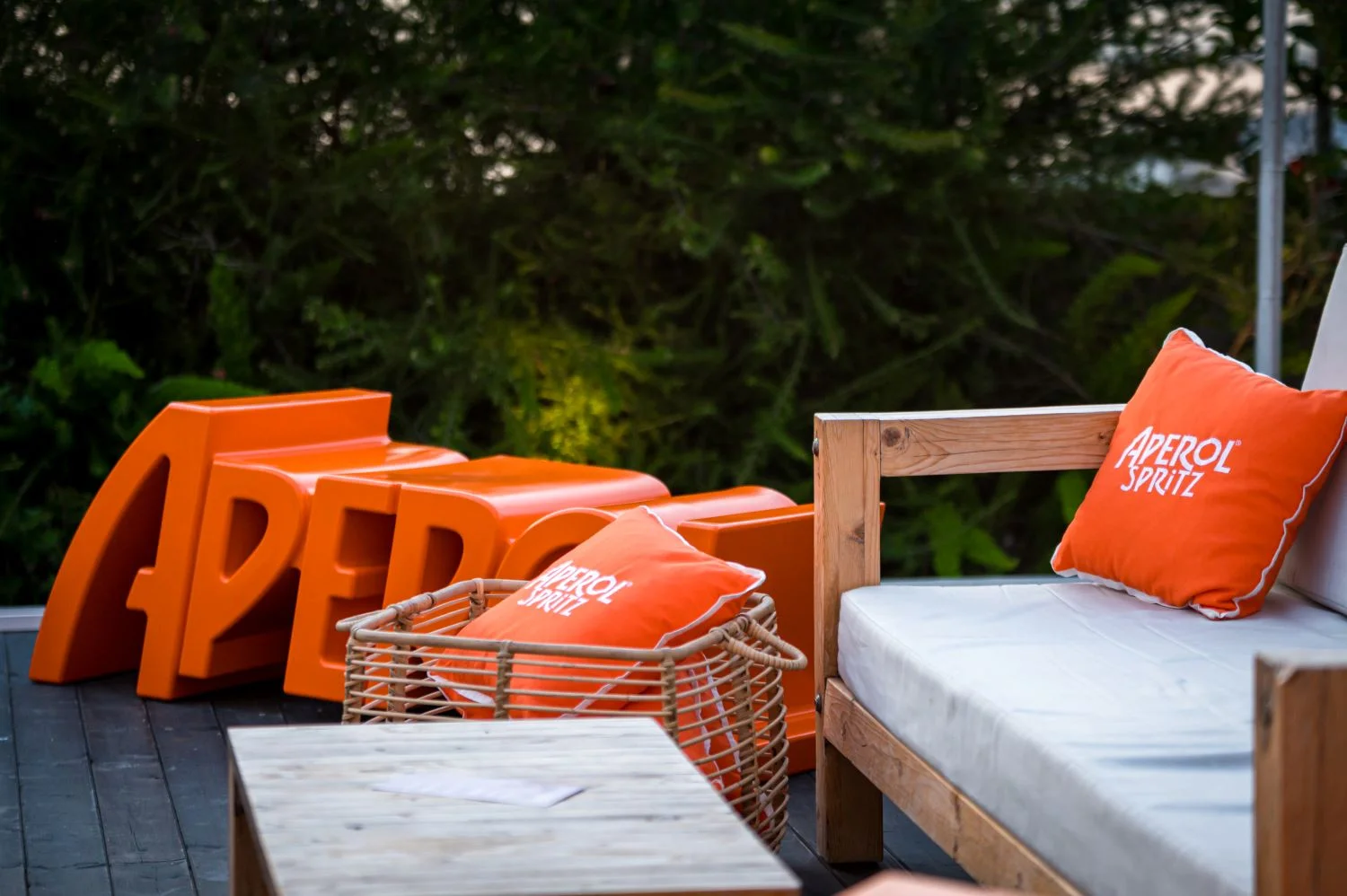 SLIDE APEROL BENCH – Milieubild 2