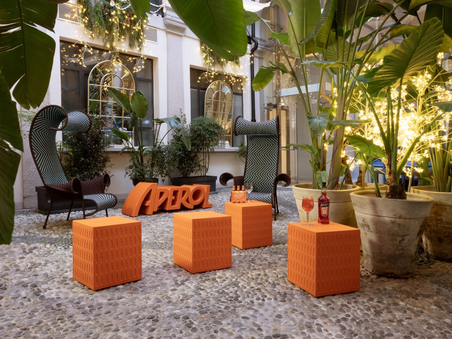SLIDE APEROL BENCH – Milieubild 5